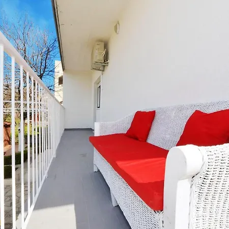 With 3 Bedrooms In Stobrec, With Furnished Balcony And Wifi - 300 M From The Beach *