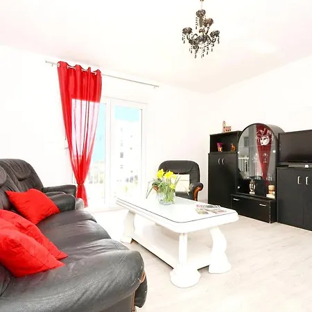 With 3 Bedrooms In Stobrec, With Furnished Balcony And Wifi - 300 M From The Beach Сплит