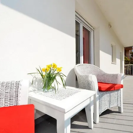 With 3 Bedrooms In Stobrec, With Furnished Balcony And Wifi - 300 M From The Beach Apartment *