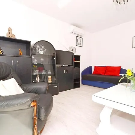 With 3 Bedrooms In Stobrec, With Furnished Balcony And Wifi - 300 M From The Beach *